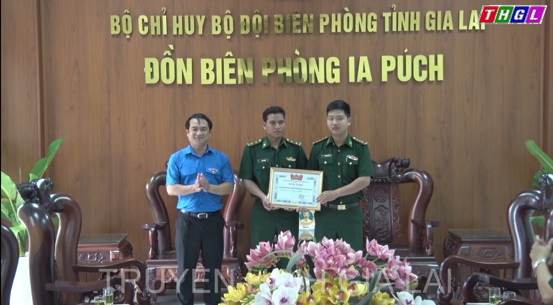Tặng bằng khen người tốt việc tốt cho chi đoàn đồn Biên Phòng Ia Puch huyện Chư Prông