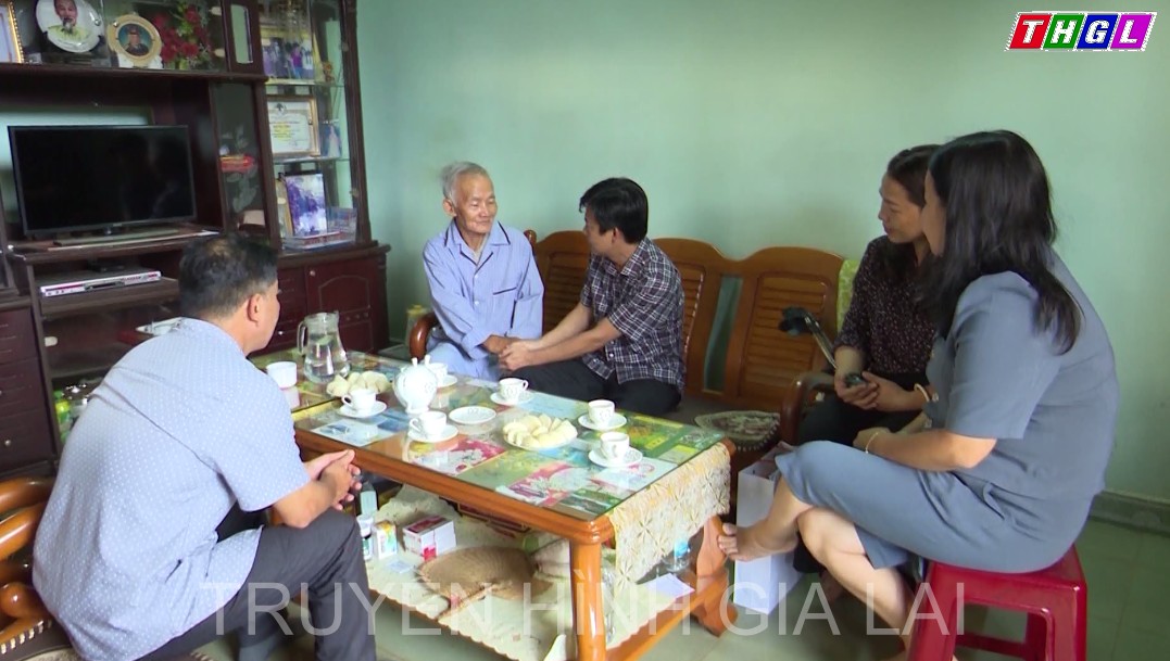 TP Pleiku thăm và tặng quà 100 người có công, gia đình chính sách tiêu biểu