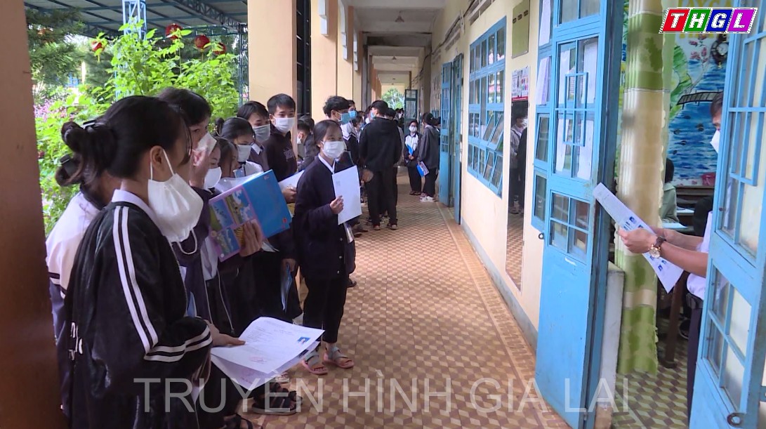 Thí sinh hoàn thành bài thi tổ hợp Khoa học tự nhiên và Khoa học xã hội