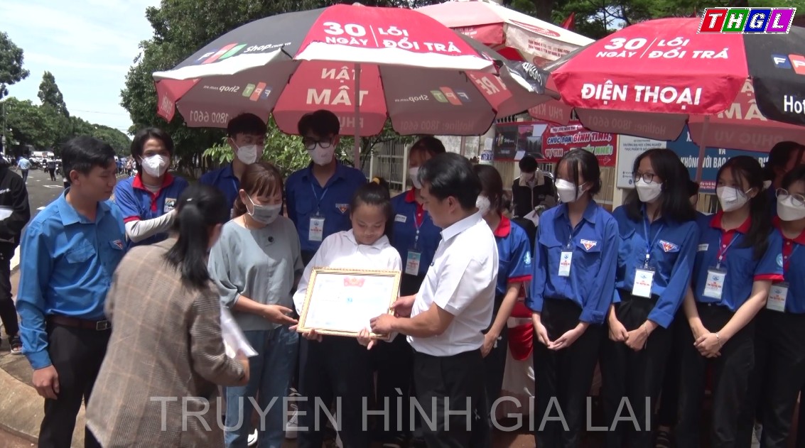 Tỉnh đoàn Gia Lai tặng bằng khen gương người tốt, việc tốt cho học sinh vượt khó