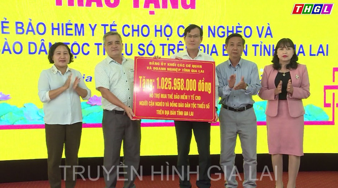 Đảng ủy Khối các Cơ quan và Doanh nghiệp tỉnh trao tặng thẻ BHYT cho hộ cận nghèo và hộ đồng bào dân tộc thiểu số (DTTS) trên địa bàn tỉnh