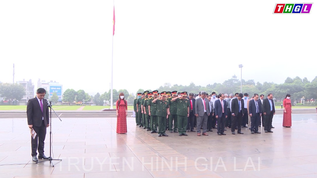 Tỉnh Gia Lai tổ chức dâng hoa, dâng hương Tượng Đài Chủ tịch Hồ Chí Minh với các dân tộc Tây Nguyên