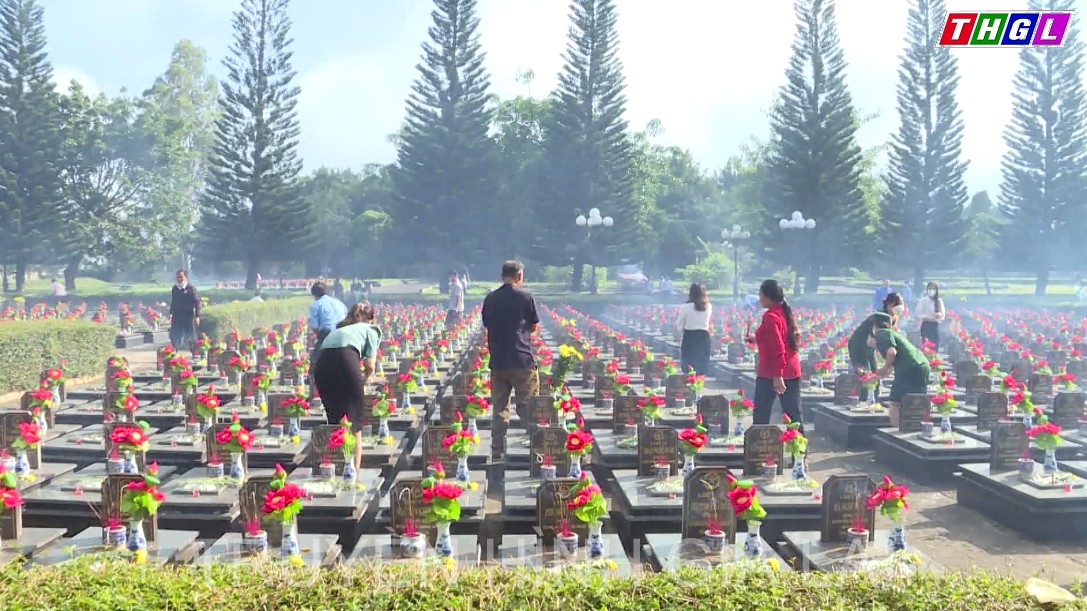 Các đồng chí lãnh đạo tỉnh Gia Lai dâng hoa, dâng hương viếng các Anh hùng Liệt sỹ tại Nghĩa trang Liệt sỹ tỉnh