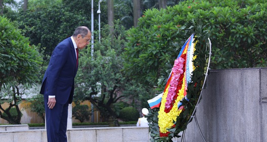 Bộ trưởng Bộ Ngoại giao Nga Sergey Lavrov vào Lăng viếng Chủ tịch Hồ Chí Minh