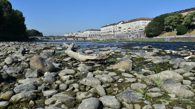 Châu Âu giải quyết tình trạng thiếu nước chưa từng có trong đợt nắng nóng lịch sử