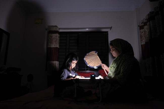 Bangladesh cắt giảm giờ học và giờ hành chính do giá điện tăng cao