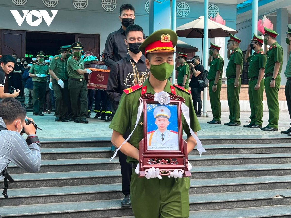 Gia đình, đồng đội nghẹn ngào đưa 3 chiến sỹ PCCC về Nhà tang lễ Quốc gia