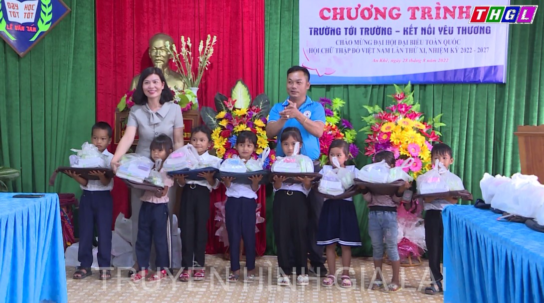 Hội chữ thập đỏ tặng quà cho học sinh dân tộc thiểu số nghèo ở An Khê