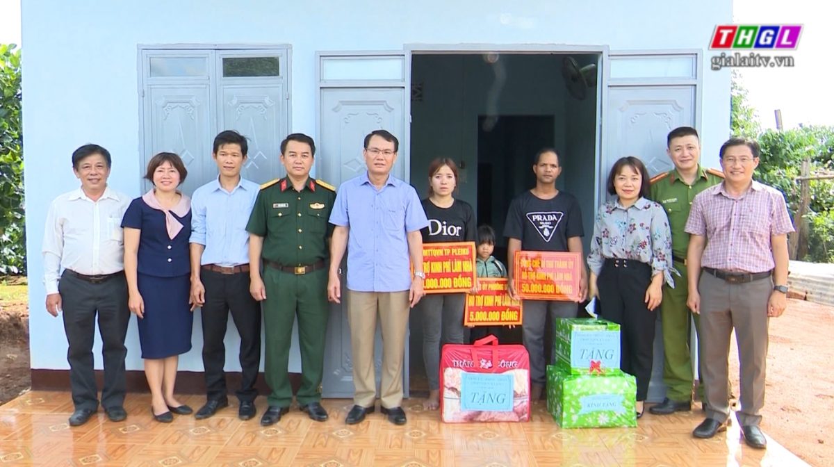 Bí thư Thành uỷ Pleiku tặng 2 căn nhà cho hộ cận nghèo tại xã Gào, TP. Pleiku