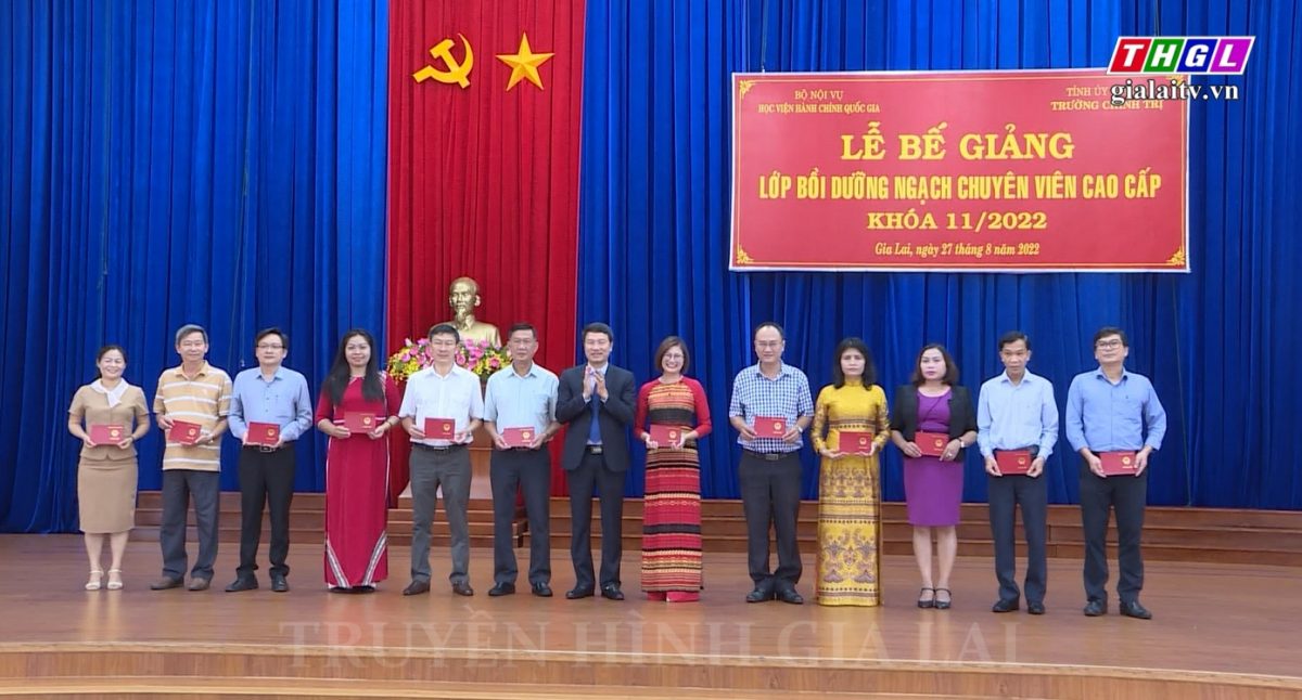 Bế giảng lớp bồi dưỡng ngạch chuyên viên cao cấp khóa 11/2022