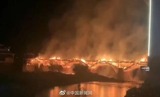 Cháy cầu gỗ 900 năm tuổi dài nhất ở Trung Quốc