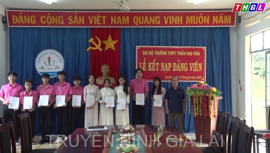 Chi bộ Trường THPT Trần Cao Vân, huyện Chư Sê kết nạp 11 học sinh vào Đảng