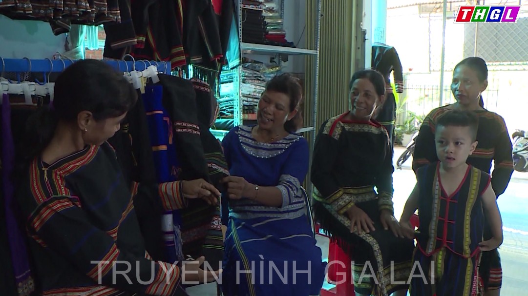 Rmah H’Tuyết tâm huyết phát huy giá trị thổ cẩm Jrai