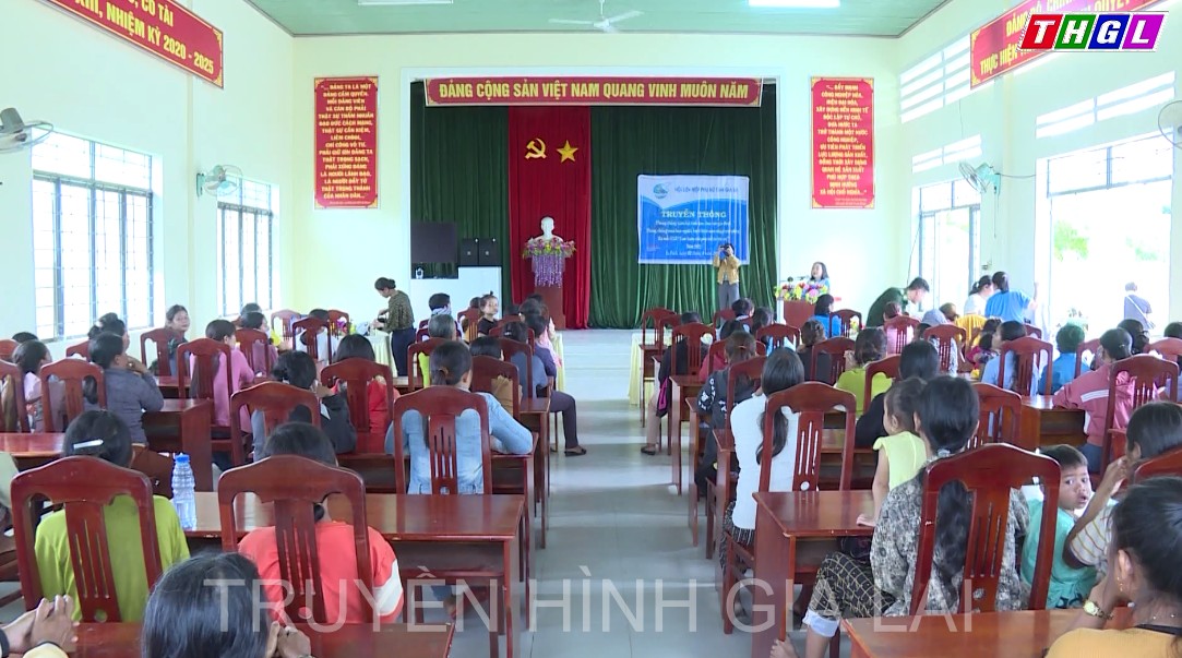 Hội Liên hiệp Phụ nữ tỉnh Gia Lai tổ chức truyền thông an ninh biên giới năm 2022 và trao tặng phương tiện sinh kế cho phụ nữ nghèo