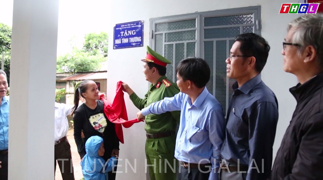 Bàn giao nhà tình thương