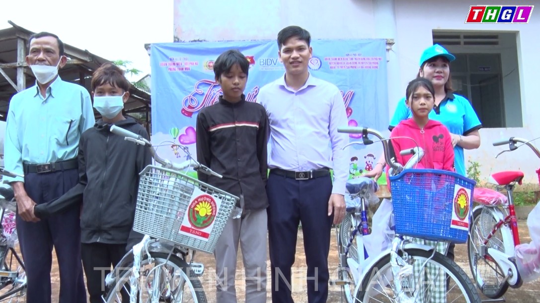 Tiếp sức tới trường cho học sinh nghèo