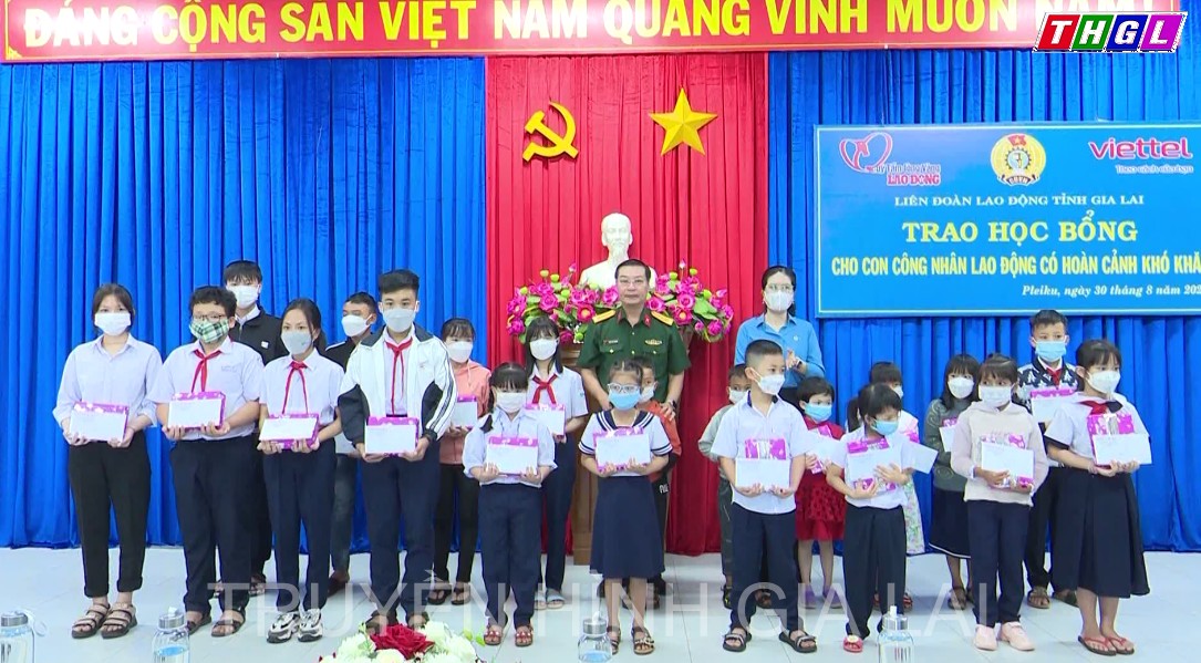 Trao học bổng cho con công nhân viên chức lao động có hoàn cảnh khó khăn