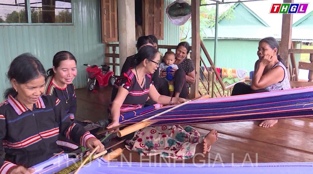 Lưu giữ nghề dệt thổ cẩm gắn với phát triển du lịch cộng đồng