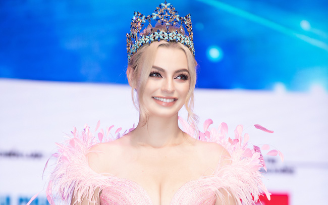 Hoa hậu Thế giới 2021 xuất hiện ngọt ngào tại Quy Nhơn