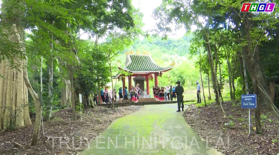 Hành trình về nguồn và tiếp bước cho em đến trường tại xã Krong, huyện Kbang