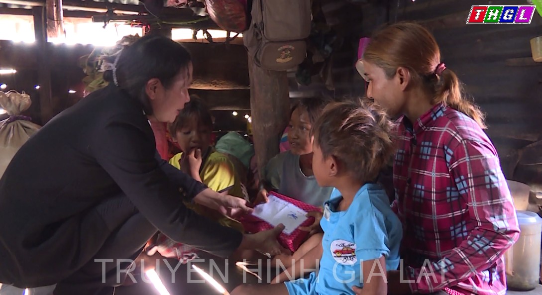 Hơn 4.400 phần quà được Hội LHPN các cấp trao tặng học sinh khó khăn