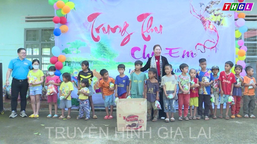 Công đoàn cơ sở Đài TTH Gia Lai thăm và tặng quà Tết Trung Thu tại xã Ia Khươl huyện Chư Pah