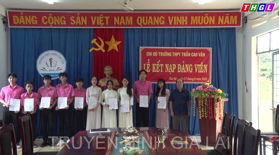 Năm học 2021-2022, tỉnh Gia Lai có 74 học sinh lớp 12 được kết nạp Đảng