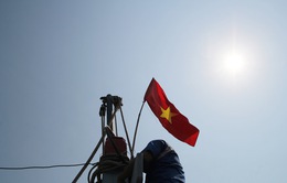 Cờ Tổ quốc đồng hành cùng ngư dân vươn khơi