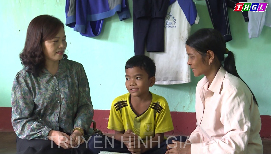 Phụ nữ Krông Pa nuôi heo đất giúp trẻ đến trường