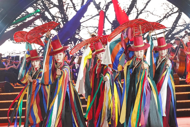 Hơn 100 nghệ sĩ, thần tượng Kpop ‘khuấy động’ phố đi bộ Trịnh Công Sơn