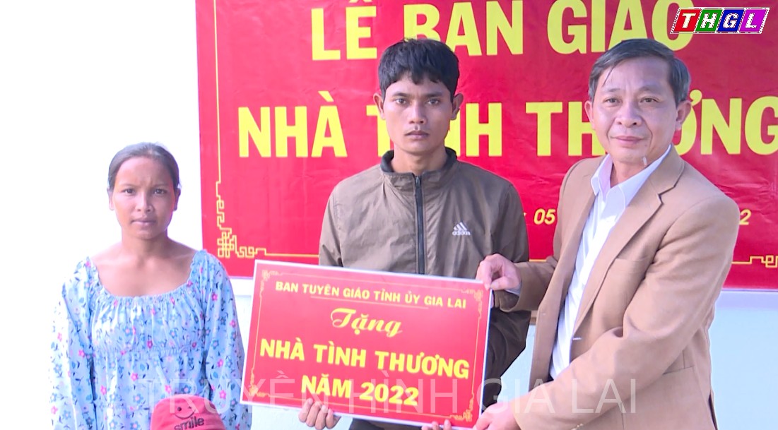 Trưởng ban Tuyên giáo Tỉnh ủy Huỳnh Thế Mạnh trao nhà tình thương tại xã Krong