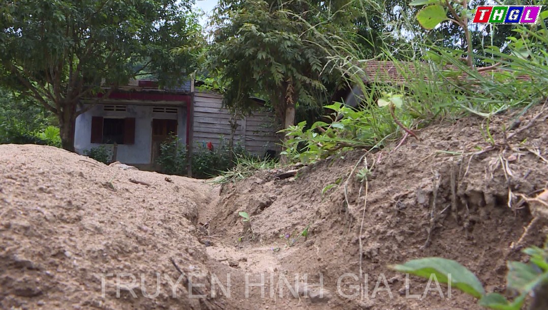 Làng T’Bưng đối diện với nguy cơ sạt lở