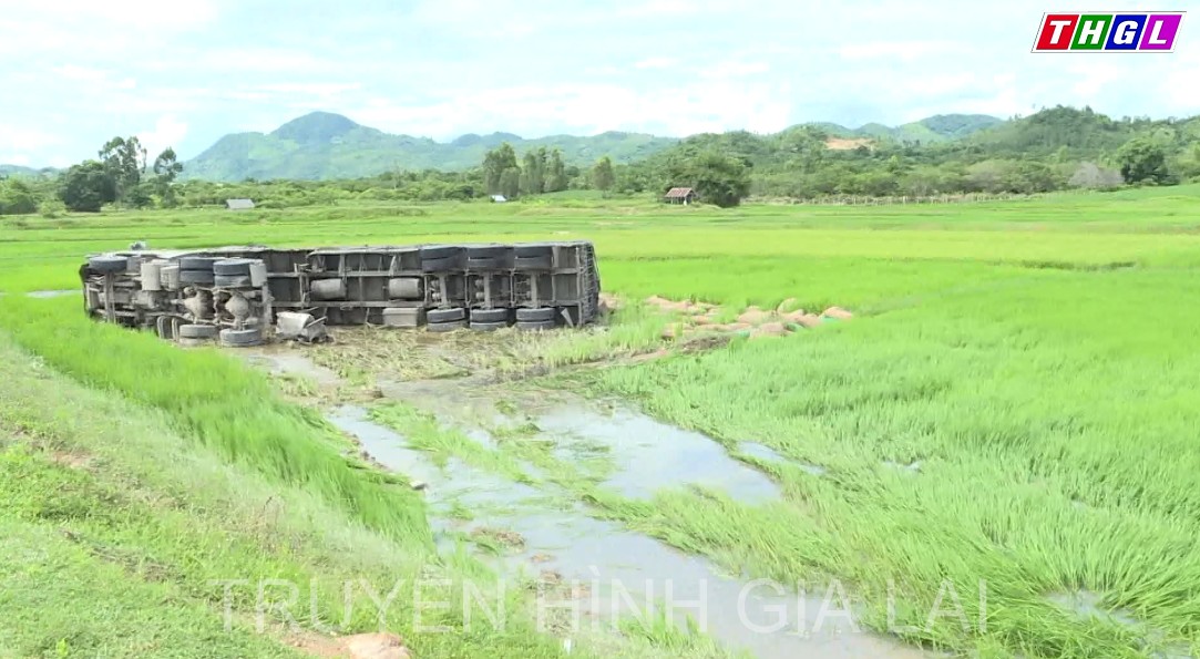 Xe đầu kéo mất lái lao xuống ruộng rồi lật ngang