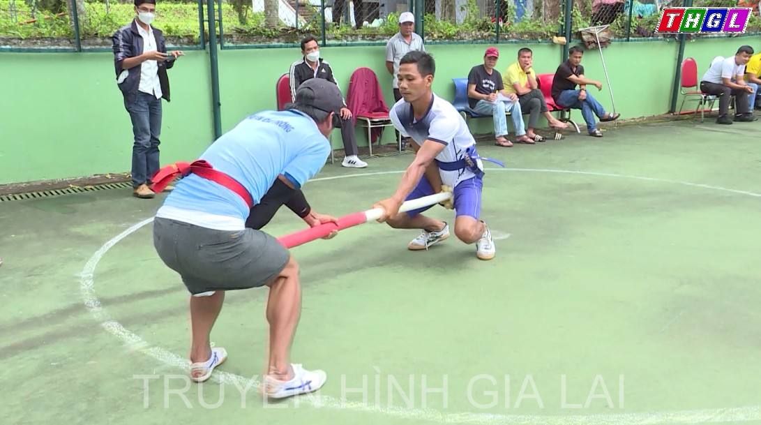 Gần 130 vận động viên tranh tài môn Đẩy gậy
