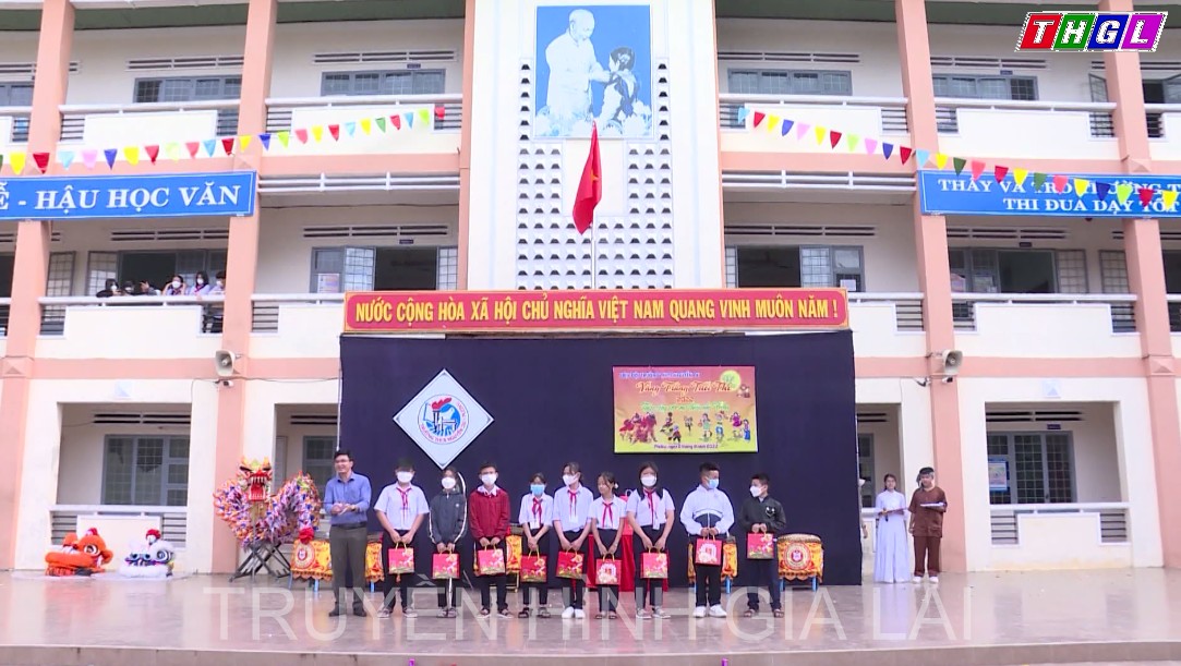 Trường THCS Nguyễn Du, Tp.Pleiku tặng quà cho học sinh có choàn cảnh khó khăn dịp Tết Trung thu