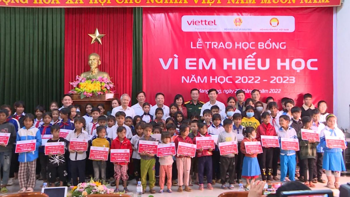 Viettel Gia Lai trao 70 suất học bổng “Vì em hiếu học” cho học sinh huyện Mang Yang