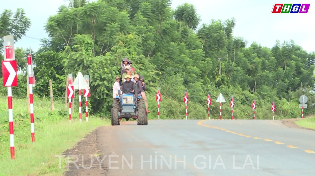 Xe công nông chở người vẫn thản nhiên lưu thông trên quốc lộ