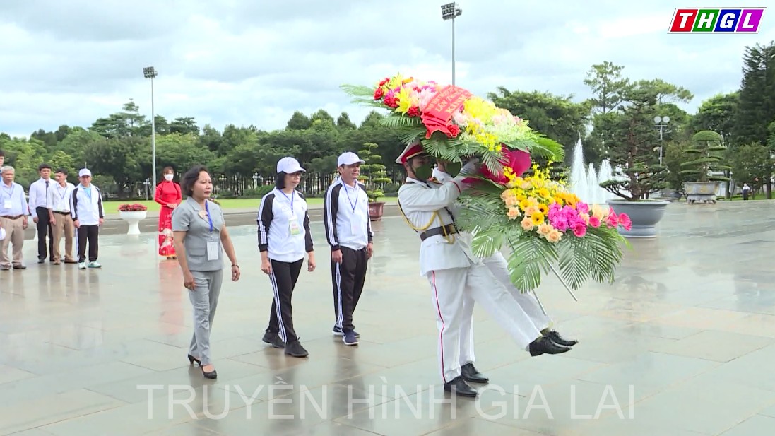 Đoàn đại biểu Đại hội Thể dục – Thể thao tỉnh Gia Lai, lần thứ IX  dâng hương, dâng hoa tưởng niệm Chủ tịch Hồ Chí Minh