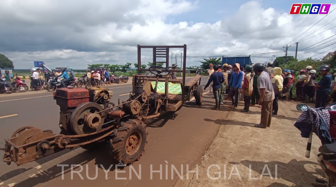 2 người thương vong sau khi xe mô tô tông vào đuôi xe máy kéo nhỏ trên Quốc lộ 14