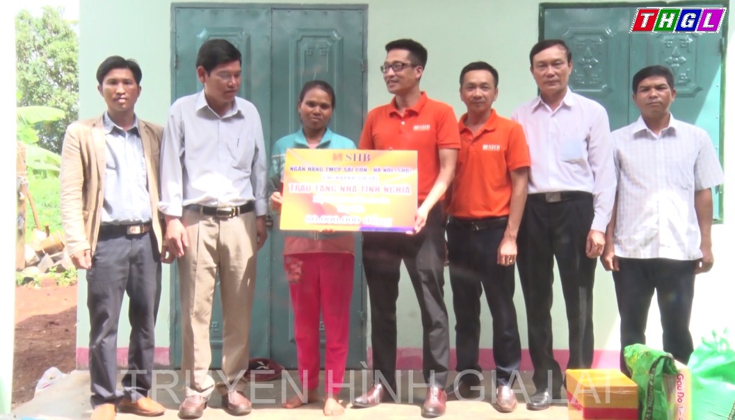 Huyện Chư Pưh: Tổ chức bàn giao nhà tình nghĩa cho hộ nghèo.