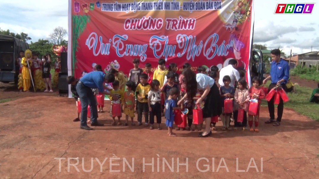 Trao 100 suất quà trung thu cho các em thiếu nhi khó khăn