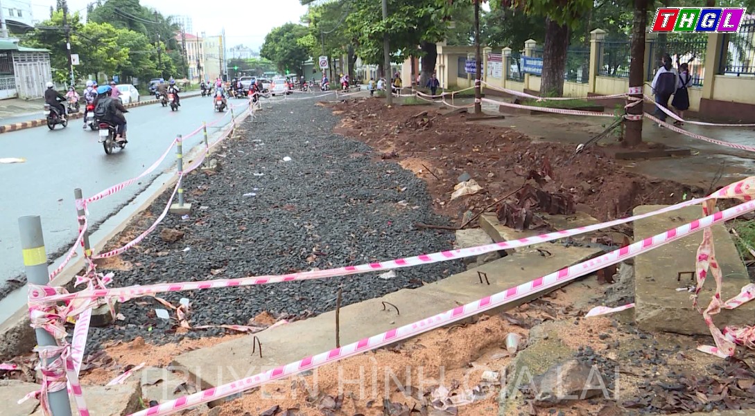 Cần sớm xử lý điểm nguy cơ tiềm ẩn tai nạn giao thông trước cổng Trường Tiểu học Lê Quý Đôn, thành phố Pleiku