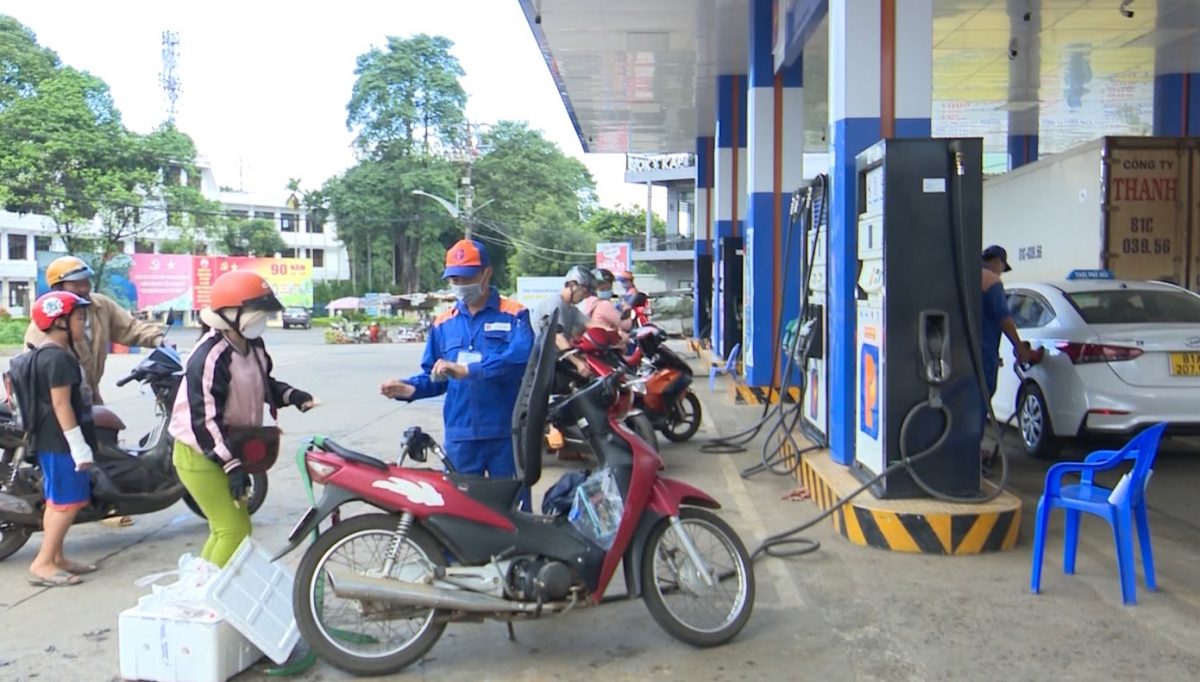 Giá xăng về sát 21.000 đồng/lít từ 15h ngày 03/10