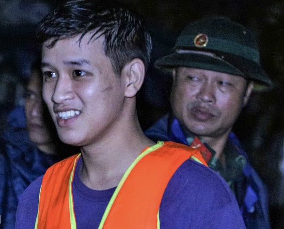 Nam sinh 18 tuổi dầm mình dưới nước nhiều giờ, giải cứu nhiều người mắc kẹt do mưa lũ