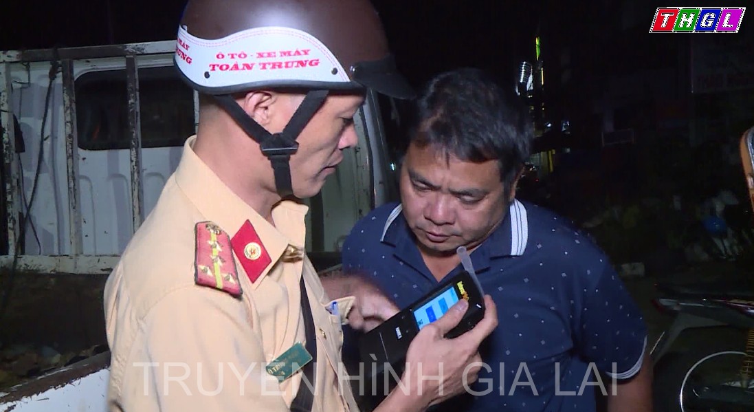  Tạm giữ hình sự lái xe say xỉn tông liên hoàn 3 xe mô tô dừng đèn đỏ