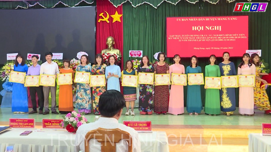 Huyện Mang Yang tổ chức gặp mặt, tuyên dương cán bộ, công chức, viên chức người lao động điển hình tiên tiến