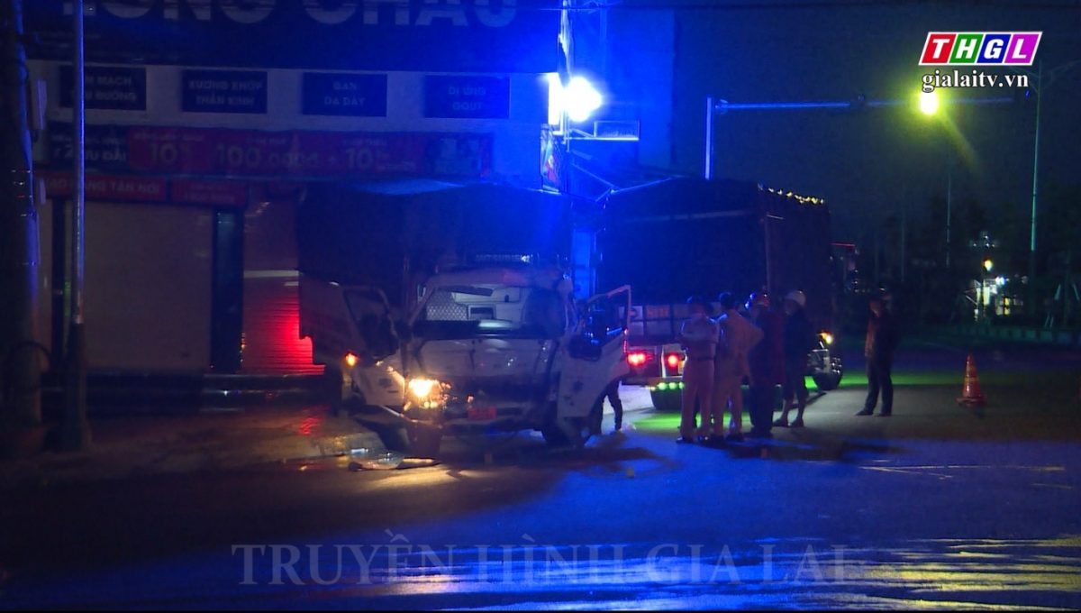 Cạy cửa ca bin đưa 3 người trong xe tải ra ngoài sau vụ tai nạn giao thông