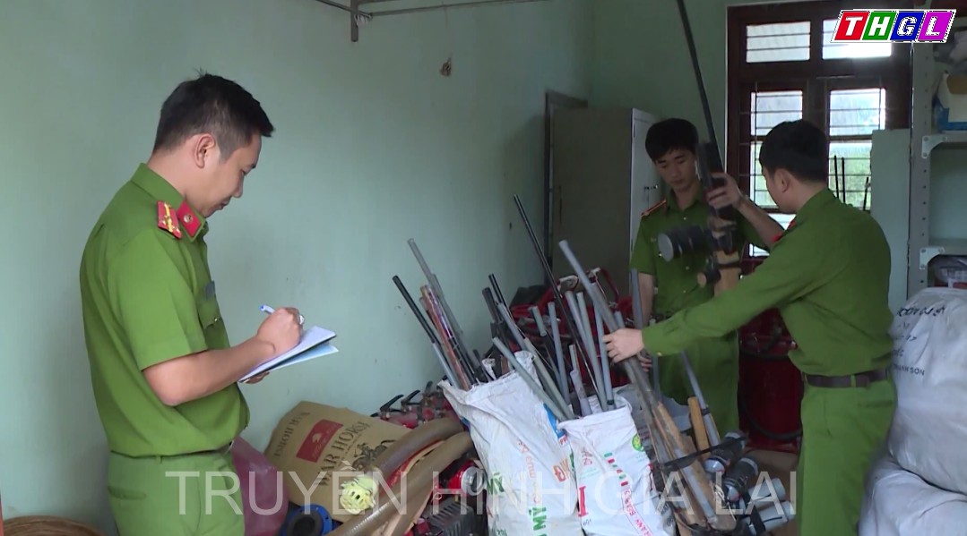 Krông Pa đẩy mạnh thu hồi vũ khí, vật liệu nổ và công cụ hỗ trợ