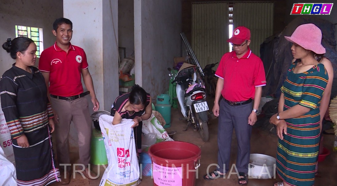 “Hũ gạo tình thương” tại cơ sở xay xát