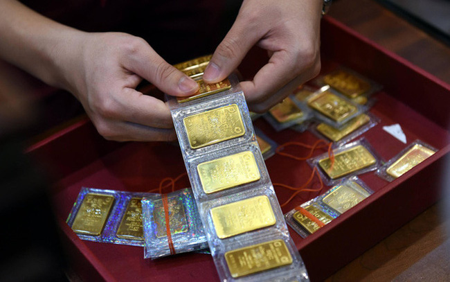 Đồng USD “hạ nhiệt”, giá vàng bùng nổ